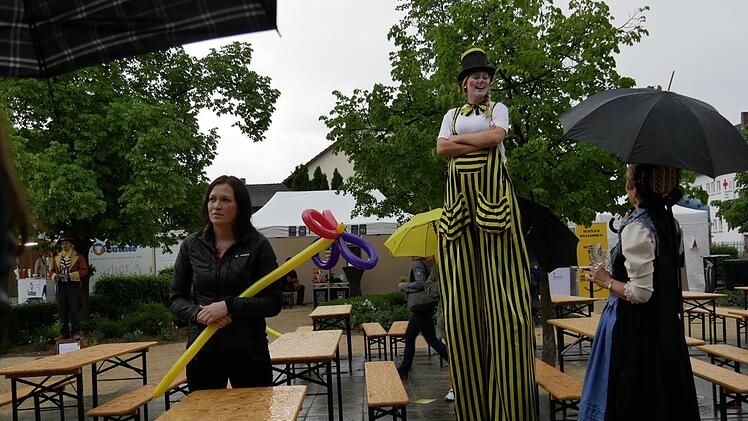 Und Stelzenclowns lachten von oben herab. Foto: Manja von Nida
