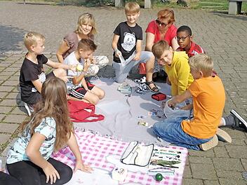 Nina Jepichina (hinten rechts) kaufte beim Flohmarkt der Anton-Wölker-Schule Bücher und Spiele für ihren Deutschunterricht ein. Foto: Johanna Blum