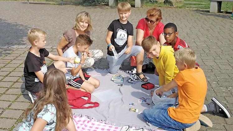 Nina Jepichina (hinten rechts) kaufte beim Flohmarkt der Anton-Wölker-Schule Bücher und Spiele für ihren Deutschunterricht ein. Foto: Johanna Blum