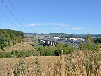 Über das Itztal laufen die Trassen von ICE, Autobahn und 380-kV-Leitung gebündelt. Die Schneise der Stromtrasse wird mit hohem Aufwand naturschutzfachlich wieder begrünt. Rainer Lutz