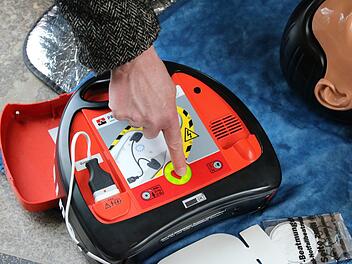 Ein Knopfdruck, der Leben retten kann. Der Stadtrat hat beschlossen, den Kauf von Defibrillatoren unter bestimmten Voraussetzungen mit 50 Prozent zu unterstützen. Ralf Ruppert