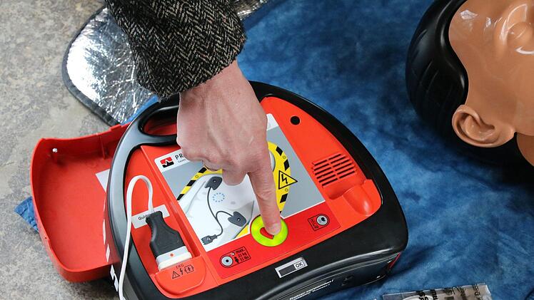 Ein Knopfdruck, der Leben retten kann. Der Stadtrat hat beschlossen, den Kauf von Defibrillatoren unter bestimmten Voraussetzungen mit 50 Prozent zu unterstützen. Ralf Ruppert
