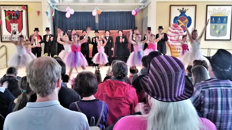 Das fröhlich gestimmte Publikum im Tattersall. Foto: Sigismund von Dobschütz