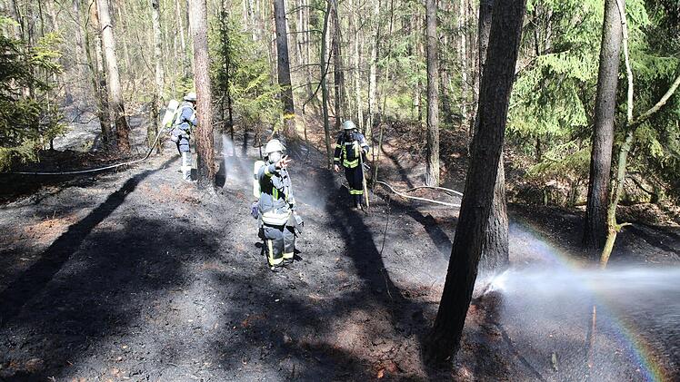 Bei einem Feuer im Kreis Nürnberger Land (Mittelfranken) gerieten am Freitag rund tausend Quadratmeter Wald in Brand. Die Feuerwehr rückte mit einem Großaufgebot an und löschte die Flammen. Foto: NEWS5 / Fechner