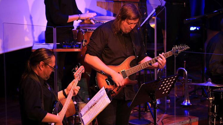 Kurzweiliges Programm auf hohem Niveau: Die Bigband der Hochschule Coburg unter Leitung von Ralf Probst sowie junge Gesangstalente aus der Region beeindruckten zahlreiche Zuhörer im Kongresshaus Rosengarten.Foto: Jochen Berger