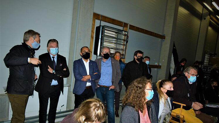 Produzent Henning Kamm (links) informiert Landrat Klaus Peter Söllner und Bürgermeister Alexander Wunderlich über die Dreharbeiten. Foto: Werner Reißaus