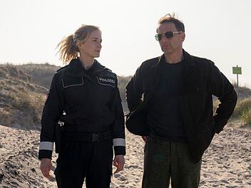 "Das Grab am Strand" war der erste Teil der Thriller-Reihe "Dünentod - Ein Nordsee-Krimi" bei RTL (Szene mit Pia-Micaela Barucki und Hendrik Duryn). Er basiert auf dem Roman "Dünengrab" von Sven Koch.