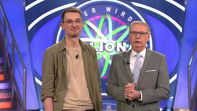 Tom Wollnik (links), Software-Entwickler aus Berlin, plauderte aus, wie viele roissants Kanzler M&auml;rz auf einem kurzen Flug konsumiert. Beindruckender war sein schwindelerregendes Klettern auf der Fragenleiter.