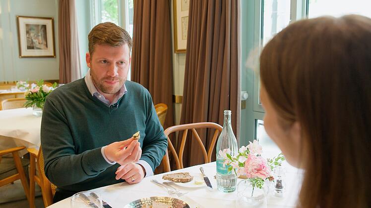 Beim Besuch in einem Sterne-Restaurant erkl&auml;rt der Leiter der "Knigge-Akademie" Clemens Graf von Hoyos, warum Stil dem Adel bis heute so wichtig ist.