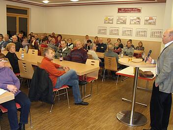 Notar Hans-Frieder Koch sprach in Oberweißenbrunn über das Thema Patientenverfügung und Vorsorgevollmacht. Foto: Eckert