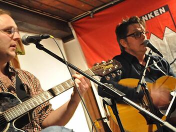 Waldi & Steff (Stefan Pratsch, links, und Waldemar Butterhof) haben sich auf den Rock'n'Roll der 50er und 60er Jahre spezialisiert.   Fotos: privat