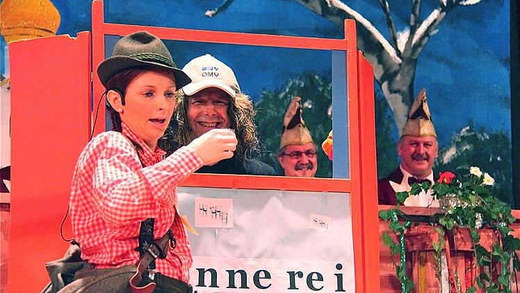 Die Pilgerreise über den Brennerweg beschritt Katharina Hoos in der Bütt in Schwärzelbach.