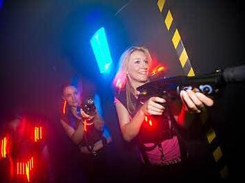 Mit Infrarot-Signalgeber (Phaser) und Weste ausgestattet, "markieren" sich die Spieler. Foto: Lasermaxx