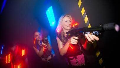 Mit Infrarot-Signalgeber (Phaser) und Weste ausgestattet, "markieren" sich die Spieler. Foto: Lasermaxx
