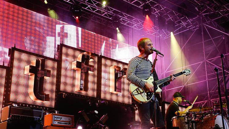 Sportfreunde Stiller feiern mit 9500 Fans auf dem Coburger Schlossplatz. Foto: Matthias Hoch