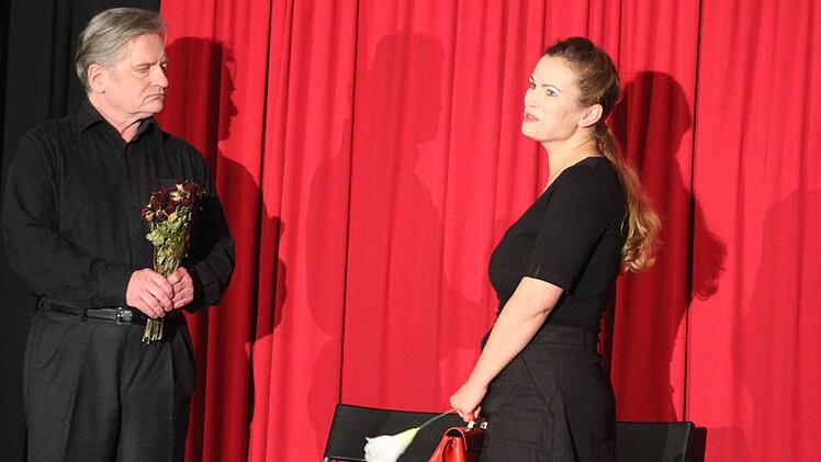 Der Altersunterschied zwischen Lothar (Eike Domroes) und Sonja (Ingrit Gabriel) ist immens, trotzdem trauen sich die beiden (Foto: Sonja Adam)