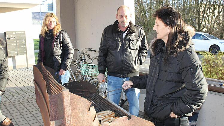 Draußen kam man zum gemeinsamen Grillen zusammen. Foto: Carmen Schwind