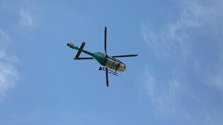 Die Polizei sucht mit einem Hubschrauber nach den Tätern.