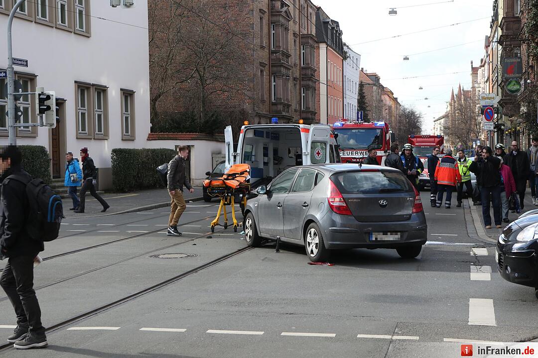 Krankenwagen auf Einsatzfahrt verunglückt