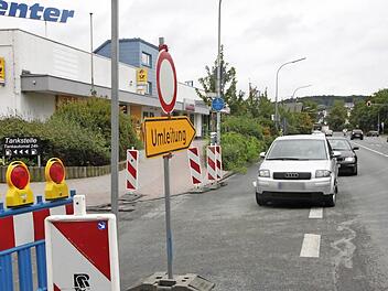 Orientierungslosigkeit bei den Autofahrern: immer wieder wird versucht, in die gesperrte Bügstraße abzubiegen.  Fotos. Andres Oswald