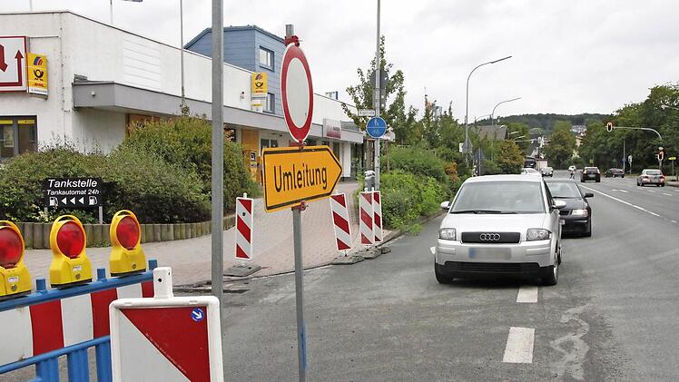 Orientierungslosigkeit bei den Autofahrern: immer wieder wird versucht, in die gesperrte Bügstraße abzubiegen.  Fotos. Andres Oswald
