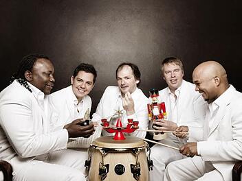 Klazz Brothers & Cuba Percussion spielen am 17. Dezember in Bad Kissingen. Foto: Mirko Joerg Kellner
