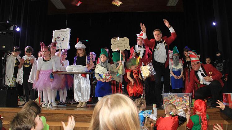 Es regnete viele Süßigkeiten.