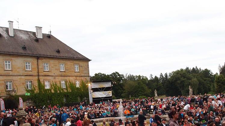 Impressionen vom Tambacher Sommer: Rund 1500 begeisterte Fans im ausverkauften Tambacher Schloss erlebten den Auftritt der Ersten Allgemeinen Verunsicherung. Foto: Jochen Berger