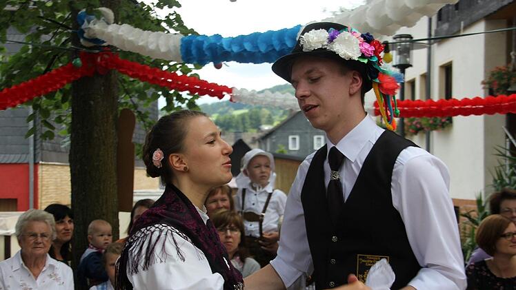 Burschen und Mädel bei der Kirchweih. Foto: Veronika Schadeck