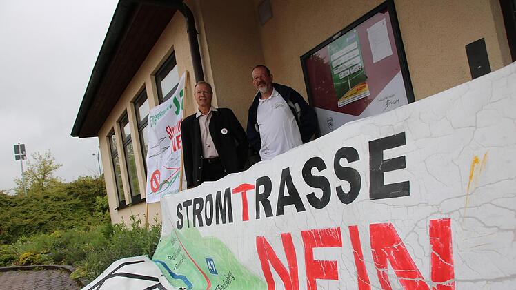 Gerade mal zwei Demonstranten: Nur Reiner Morshäuser aus Schondra und Erwin Miller aus Bad Brückenau zeigten Flagge. Fotos: Ralf Ruppert