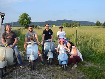 Sie freuen sich gemeinsam auf das Oldtimertreffen in Kronach und sind mit ihren "Wespen" startklar. Von links Andre Kopp, Sven Hofmann, Jörg Gersmayer, Markus Kestel und dessen fünfjährige Tochter Mia sowie der Mutter Melissa  K.- H. Hofmann