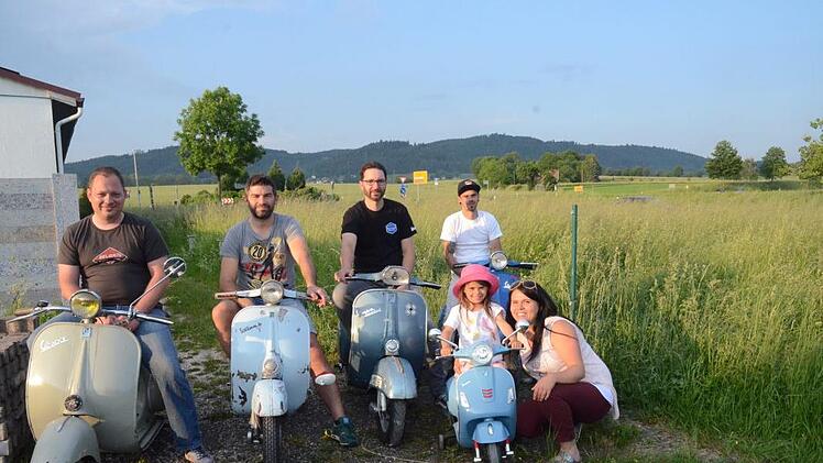 Sie freuen sich gemeinsam auf das Oldtimertreffen in Kronach und sind mit ihren "Wespen" startklar. Von links Andre Kopp, Sven Hofmann, Jörg Gersmayer, Markus Kestel und dessen fünfjährige Tochter Mia sowie der Mutter Melissa  K.- H. Hofmann