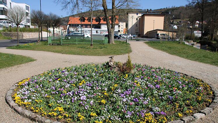 Klassische Blumenbeete sind ebenfalls in Bad Brückenau zu finden. Zur Zeit sind sie frühlingshaft bepflanzt. Foto: Ulrike Müller