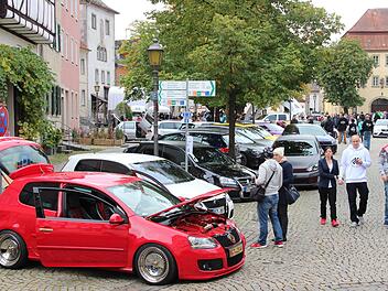 Der Münnerstädter Anger als Ausstellungsfläche für schnelle Autos: Am Sonntag, 1. Mai, werden wieder bis zu 1000 GTI erwartet. Foto: Archiv/Dieter Britz