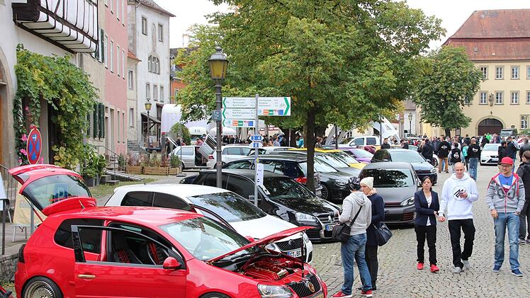 Der Münnerstädter Anger als Ausstellungsfläche für schnelle Autos: Am Sonntag, 1. Mai, werden wieder bis zu 1000 GTI erwartet. Foto: Archiv/Dieter Britz