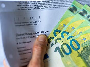 Wer das Schreiben des Energieversorgers genau prüft, kann womöglich Geld sparen.