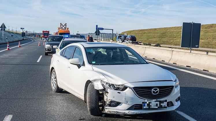 Unfall auf der A3: Fünf Autos kollidieren, eine Person verletzt