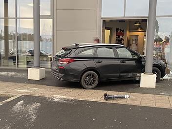 Hof: Senior kracht mit Auto in Metzgerei - Sachschaden ist enorm