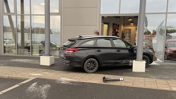 Hof: Senior kracht mit Auto in Metzgerei - Sachschaden ist enorm