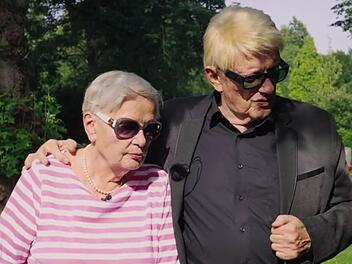 Mit seiner inzwischen verstorbenen Schwester Hannelore besucht Heino in der RTL-Doku "Karamba, Karacho, Kult!" das Grab der Mutter.