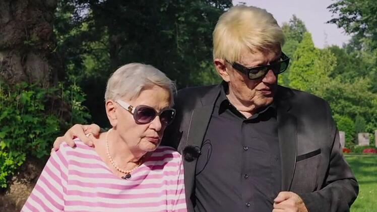 Mit seiner inzwischen verstorbenen Schwester Hannelore besucht Heino in der RTL-Doku "Karamba, Karacho, Kult!" das Grab der Mutter.