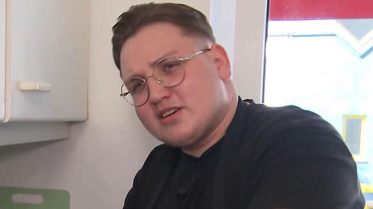 Halbsizilianer Aron (25) er&ouml;ffnet die Karlsruher Runde mit einer extragro&szlig;en "Portion Amore".