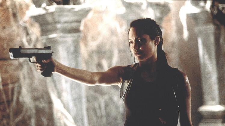 So taff die Abenteurerin Lara Croft war, so zerbrechlich war ihre Darstellerin. Angelina Jolie musste den Strippenziehern hinter der Videospiel-Adaption "Lara Croft: Tomb Raider" (2001) erst beweisen, dass sie psychisch gefestigt genug ist, um die Rolle zu spielen.
