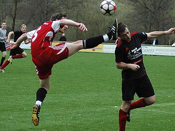 Nicht die feine Art: Philipp Jakobsche vom FC Bad Brückenau (links) kratzt dem Reichenbacher Claus Kirchner die Kugel vom Kopf. Foto: Sebastian Schmitt