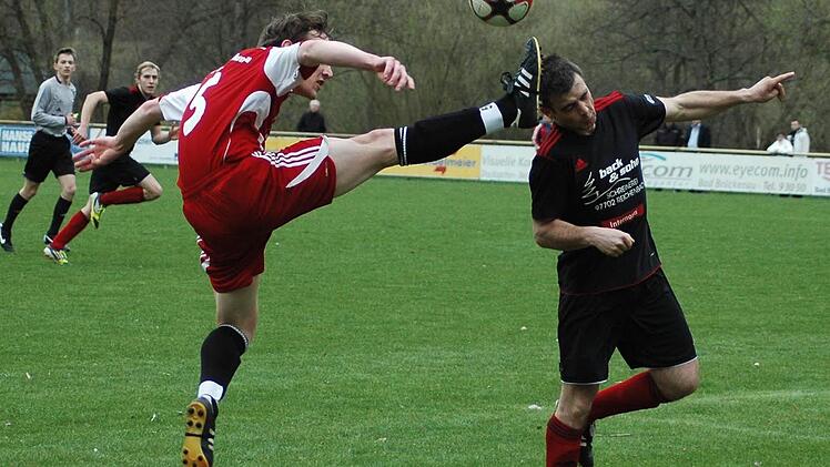 Nicht die feine Art: Philipp Jakobsche vom FC Bad Brückenau (links) kratzt dem Reichenbacher Claus Kirchner die Kugel vom Kopf. Foto: Sebastian Schmitt