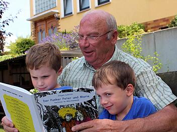 Zusammen mit Opa ein Buch anscheuen, ist für Jano und Noah eine tolle Sache. Dass Großvater Jürgen Lehrich der Autor des Buches ist, ist für sie eigentlich zweitrangig. Fotos: Pfannes