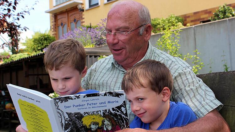 Zusammen mit Opa ein Buch anscheuen, ist für Jano und Noah eine tolle Sache. Dass Großvater Jürgen Lehrich der Autor des Buches ist, ist für sie eigentlich zweitrangig. Fotos: Pfannes