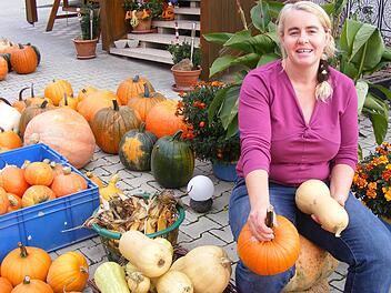 Einen ganzen Hof voll mit den unterschiedlichsten Kürbissen präsentiert Andrea Geyer aus Kieferndorf jeden Herbst.  Fotos: Mona Lisa Eigenfeld