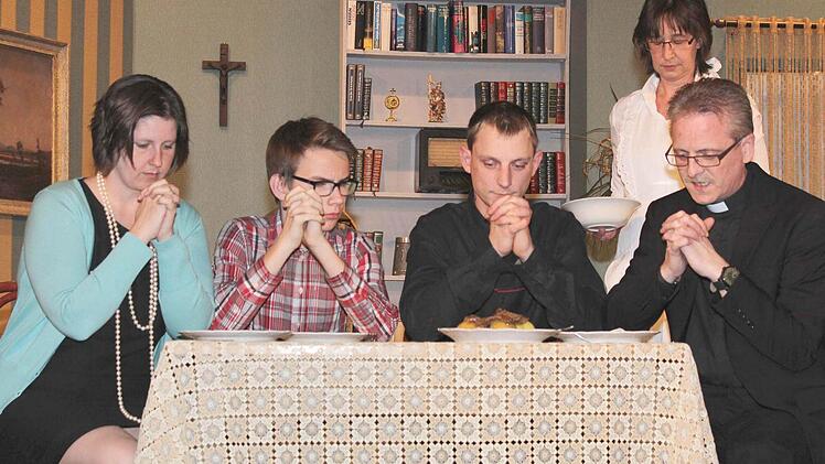 Beim gemeinsamen Tischgebet vor dem Mittagessen (von links): Griselda Clement (Yvonne Kuhn), Neffe Dennis (Lukas Schöpplein), Kaplan Ronald Masters (Rene Lämmerzahl) und Pfarrer Leonhard Klement (Rudi Klos). Haushälterin Mary (Regina Lang) wartet noch mit dem Servieren. Foto: Naumann