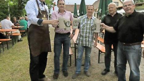 Ein Prosit auf die Kerwa (von links): German Hacker, Markus Kern, Harald Hirsch, Michael Bauer und Rudi Hirsch  Foto: Roland Meister